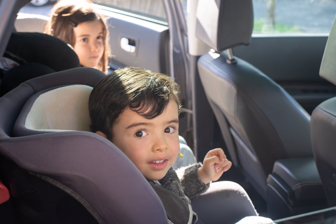 Veilig en comfortabel op weg met een stoelverhoger in de auto